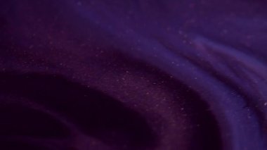 Parlak sıvı damlası. Mürekkep döküldü. Odaklanmamış mavi mor renkli parlatıcı parıldayan kum parçacıkları boya akışı su emülsiyonu hareketini soyut sanat arka planında karıştır.