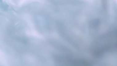 Bulanık buhar. Boya suyu girdabı. Buhar kasırgası. Beyaz gri parlak mürekkep karışımı sarmal akışkan yoğun doku soyut sanat arka planı.