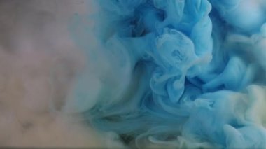 Boya suyu sıçraması. Buhar bulutu. Odaklanamayan mavi beyaz renk parıldayan parçacıklar patlama dumanı soyut sanat arkaplanı.