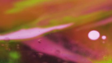 Yağ sıvısı. Sıvı sıvısı. Odaklanmamış pembe jel yapışkan eğri baloncuk akışı çözümü Bokeh ışığı soyut arkaplan kıvılcımı.