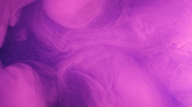 Mürekkep damlası. Buhar bulutu. Odaklanmamış neon pembe renk parıldayan sim parçacıkları patlama duman soyut sanat arka planı.