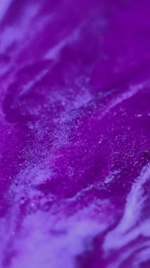 Dikey video. Boya dökülmüş. Parlak mürekkep akışı. Odaklanmamış neon rengi ışıl ışıl desen sıvısı sıçrama dalgası hareketli soyut arkaplan.