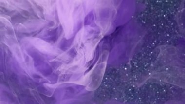 Buharı boya. Mürekkep akışı. Sıvı galaksi. Mor beyaz ipekten sisli bulut sıvısı boya hareketi koyu mavi simli parçacıklar sanat soyut arkaplan.