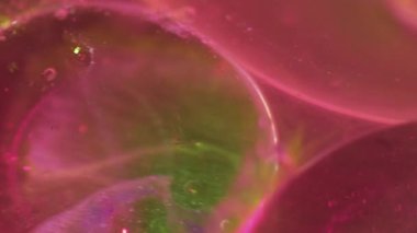 Yağ dokusu. Parlak sıvı. Odaklanmamış turuncu mürekkep akışı şeffaf balon jel hava küresi çizgileri soyut arkaplan kıvrımları.