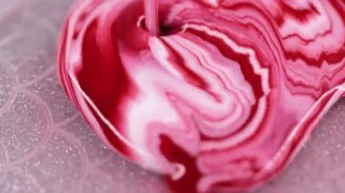 Karışık boya damlası. Sıvı mermer dokusu. Bulanık beyaz renk akrilik sıvı girdap katmanları mürekkep pigmenti parlak parıltılı yüzey soyut sanat arkaplanı üzerine hareket dökümü.