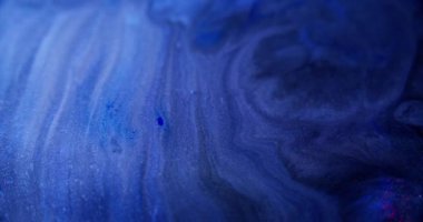 Islak sim sıçraması. Parlak doku. Odaklanmamış mavi renk gradyanı parıldayan partiküller sıvı parlaklık hareketi karanlık soyut sanat arkaplanı.