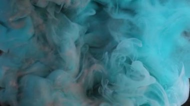 Su damlasını boya. Duman bulutu. Odaklanmamış mavi bronz renkler ışıldayan parçacıklar siyah soyut sanat arka planında sis dalgası hareketi.