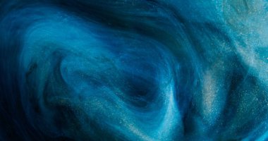 Boya su sıçratır. Sis girdabı. Odaklanmamış mavi renk parlayan buhar dokusu mürekkep yüzen karışım girdap döndürme soyut sanat arkaplanı.