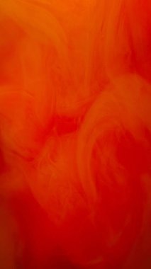 Renkli duman dokusu. Suyu boya. Odaklanmamış parlak turuncu kırmızı sis akış efekti kopya alanı ile soyut sanat arkaplanı.