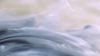 Sis perdesi. Su altı boyası. Odaklanmamış beyaz gri sis bulutu mürekkep suyu karışımı sarmal hareketli ipek sıvı girdap sanat soyut arkaplan.