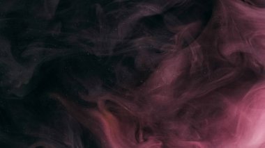 Buhar bulutu. Pırıltılı sis. Bulanık pembe, parlak toz parçacıkları dumanı koyu soyut sanat arka planında yüzüyor..