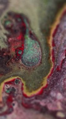 Dikey video. Boya dökülmüş. Parlak mürekkep karışımı. Odaklanmamış kırmızı altın rengi parlak mermer desen sıvı karışımı dalga hareketli soyut arkaplan.