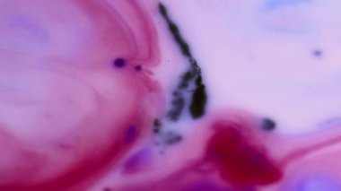 Renk akışı. Yumuşak sıvı. Odaklanmamış pembe, dökülen su mürekkebi yağ dokusu parıltılı çizgi eğrisi sanat yapışkan dokusu soyut arkaplan karışımı.