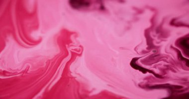 Pembe döküldü. Akrilik dalga. Odaklanmamış parlak kırmızı renk gradyan parlayan mermer desenli boya harmanlanmış harmanlanmış hareket soyut sanat arkaplanı.