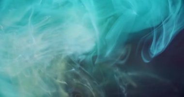 Pırıltılı sis. Boya suyu sıçraması. Odaklanmamış mavi renk buharı bulutlu parlak parçacıklar doku mürekkebi soyut sanat arkaplanı.
