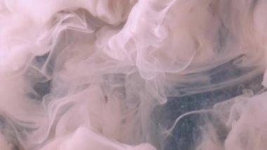 Mürekkep buharı. Boya suyu sıçraması. Pastel bej rengi ipek sisli bulut damla hareketi koyu mavi simli parçacıklar sanat soyut arkaplan.