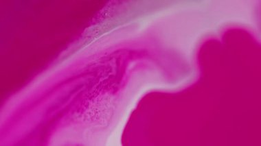Mürekkep sızıntısı. Akrilik sıvı. Pembe parlak pigment lekesi, mor beyaz yüzey üzerinde yumuşak hareket modayla karışık hipnotik soyut sanat..