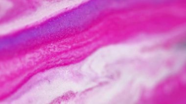 Parıltılı boya döküldü. Mürekkep sıçraması. Odaklanmamış parlak pembe beyaz gümüş rengi parıldayan desen sıvı karışım akışı soyut sanat arka planı.