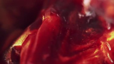 Bal likörü. Amber taşı. Odaklanmamış altın rengi ışıldayan mineral parçacıkları ışıldayan parlak madde ışık soyut sanat arkaplanı.