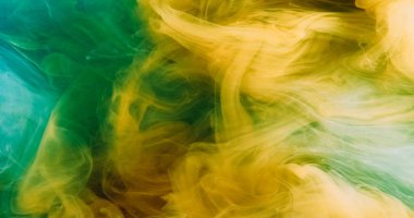 Köpüklü buhar. Parlak sis bulutu. Duman mürekkebi boyası. Fantezi altın sarısı gök mavisi buharı parıldayan sis yaratıcı soyut mistik sanat arka planı.