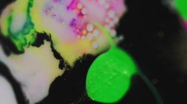 Boya karışımı. Yağlı sıvı sıçraması. Bulanık yeşil pembe siyah beyaz renk sıvı mürekkep suyu baloncukları yüzen soyut sanat arkaplanı bırakır.