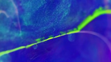 Jel damlası. Parıldayan sıvı. Boya suyu karışımı. Bulanık neon mavisi, yeşil pembe parlak duman dokusu yağ mürekkebi baloncukları soyut sanat arka planında yüzüyor..