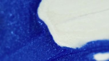 Boya damlası. Parıldayan sıvı dökülmüş. Bulanık mavi beyaz renk parıldayan desen akrilik mürekkep emülsiyon dalgası kademeli soyut sanat arka planı.