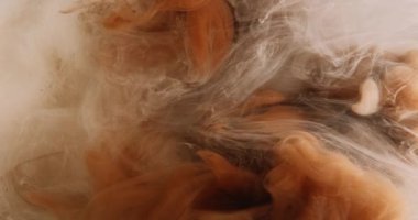 Duman akışı. Sihir. Yüzen mürekkep buharı karışımı. Koyu arkaplan üzerinde turuncu simli bulut hareketi gizemli su dalgası ışıl ışıl doku sanatı.