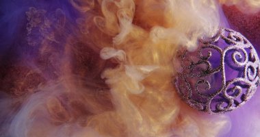 Renk dumanı. Suyu boya. Esrarengiz top. Neon mor altın sarısı mürekkep sıçrama girdap pırıl pırıl pırıl takı buhar deseni soyut sanat arkaplan.