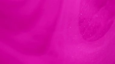 Parlak su arka planı. Parıldayan dalgalar. Fantezi sıvısı. Pembe parlak kıvrımlar hipnotik şeffaf pürüzsüz doku emülsiyon hareketli soyut sanat içinde yayılıyor..