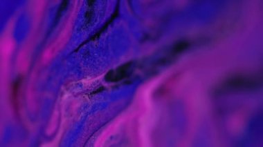 Parlak pigment arkaplanı. Boya sıvısı. Renk sıvısı karışımı. Bulanık parlak dokular mavi siyah boya hipnotik akış moda soyut sanatlarda yayılıyor..