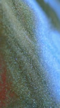 Dikey video. Parıltılı piramit. Sanal arkaplan. Odaklanmamış kırmızı mavi altın rengi parlak parlak boya akış vernikleri hareket soyut sanat dokusu.