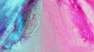 Parıldayan sıvı dökülmesi. Parlak boya akışı. Bulanık neon açık pembe renk metalik mürekkep sıvısı eriyen don dokusu kristal kademeli soyut sanat arka planı.