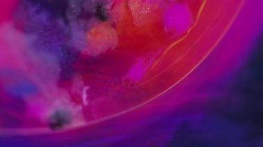 Renkli yağ damlası. Mürekkep kabarcıkları. Bulanık neon kırmızısı, pembe, sarı, parlak, parlak, duman bulutu, yüzen, boyalı su. Fantezi, soyut sanat arka planını harmanlıyor..