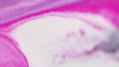 Köpüklü sıvı dökülmüş. Mürekkep akışı. Bulanık pembe beyaz renk parlak parçacıklar akrilik boya karışımı dalga soyut sanat arkaplanı.