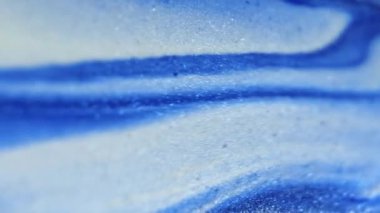 Parıltılı boya döküldü. Akrilik mürekkep damlası. Odaklanmamış mavi beyaz renk parıldayan desen sıvı karışımı kademeli akış soyut sanat arkaplanı.
