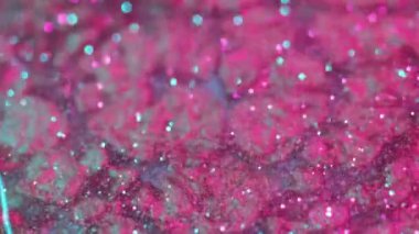 Parlayan yağ. Tahıl dokusu. Süslü fraktal pembe jel sim hareketi metalik soyut renk kırmızı mavi ışıklar simetrik olarak dağılmış.
