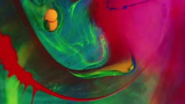 Renkli duman dokusu. Su karışımı boya. Bulanık pembe, mavi, sisli, yağlı mürekkep sıçramalı, harmanlanmış, hareketli, soyut sanat arkaplanı..