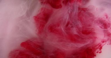 Duman bulutu. Pembe parlak bir arka plan. Buhar mürekkebi hareketi kırmızı sis sinekleri soyut parıltı tozlarını mistik parlak su parçacıkları sanat akışını karıştırır.