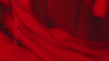 Renkli sis akışı. Mürekkepli su sıçraması. Odaklanmamış pembe buhar dokusu yağ kabarcıkları koyu siyah soyut sanat arka planında yüzen boya dalgaları.