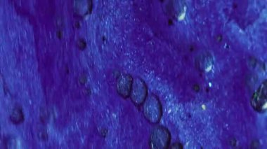 Parıldayan dalga. Boya baloncukları. Bulanık mavi köpük rengi köpük dokusu yağ emülsiyonu akış soyut sanat arka planı.