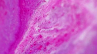 Parıltılı boya akışı. Mürekkep döküldü. Bulanık pembe beyaz renk parıldayan parçacıklar mermer desen emülsiyon dalga soyut sanat arka planı.