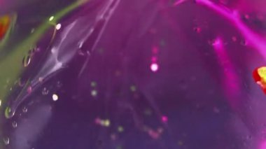 Disko boyası. Neon değerli taş. Parti ışığı. Odaklanamayan gökkuşağı renginde yanardöner elmas parıldayan elmas elmaslar floresan kristal ıslak doku soyut sanat arkaplanı.