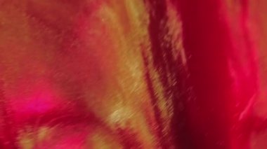 Parıldayan yağ. Parlak mürekkep. Odaklanmamış altın sarısı kahverengi renk ışıltılı sıvı parlak parlak parçacıklar parlayan dokuyu soyut sanat arka planında döndürür.