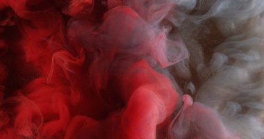 Boya damlası suyu. Renkli duman bulutu. Odaklanmamış kırmızı gri mürekkep karışımı sıçrama sesi patlama patlama duman dokusu soyut sanat arkaplanı.