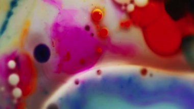 Kaleydoskop boya. Mürekkep suyu. Boyutsal portal. Odaklanmamış mavi kırmızı renk akrilik emülsiyon karışımı simetrik fraktal süsleme sanat arka planı.