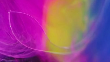 Mürekkepli su sıçraması. Neon duman dokusu. Bulanık morumsu pembe buhar desenli boya jel baloncukları soyut sanat arka planında yüzüyor..