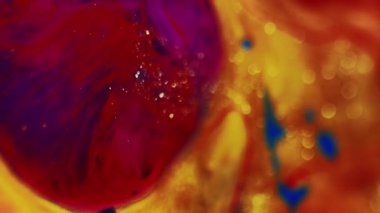 Boya sıçraması. Pırıltılı sis. Güneş patlaması. Bulanık kırmızı, altın sarısı, mavi, parlak desenli, mürekkep lekeli, soyut sanat arkaplanı..