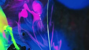 Su sıçramasını boya. Boya karışımı. Siyah soyut sanat arka planında yüzen sönük parlak neon mavisi yeşil sis kabarcıkları.