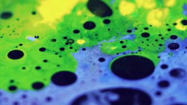 Kabarcık emülsiyonu. Fizz dokusu. Odaklanmamış neon yeşil mavi siyah renkli parıltılı mürekkep karıştırıcı dalga soyut sanat arka planı.